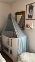 Stokke Sleepi Babybett weiss mit Betthimmel hellblau