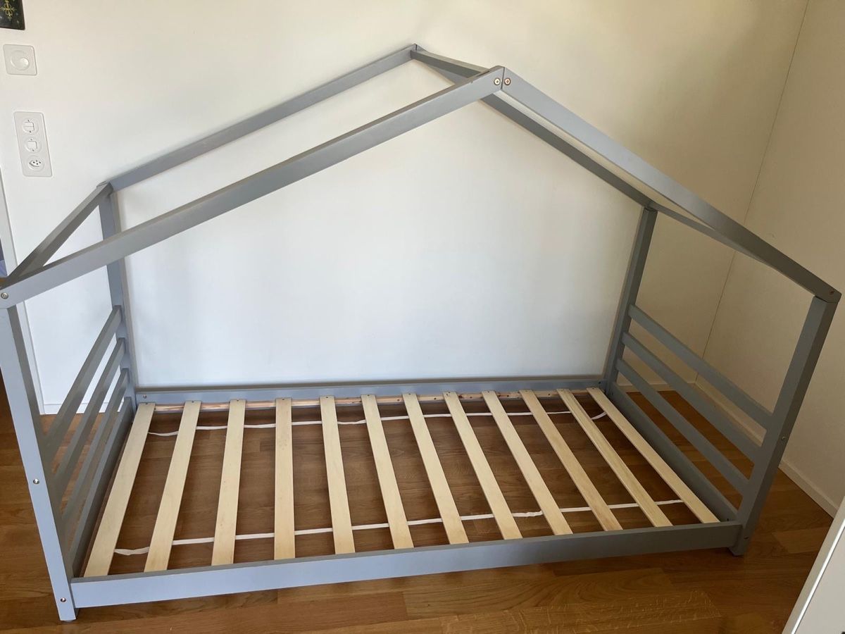 Letti: Low Montessori house bed, solid wood  – Usato da Zürich venduto da Ioana.b