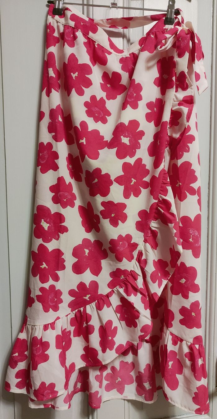 Monki Gonne: Monki Wickelrock mit Blumen, M – Nuovo (secondo la descrizione) da Schaffhausen venduto da NanetteBaguette