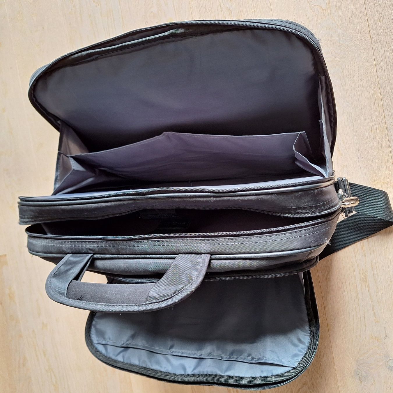 Koffer & Taschen: Laptop-Tasche von Targus – Gebraucht aus Nussbaumen AG von Hilai 5