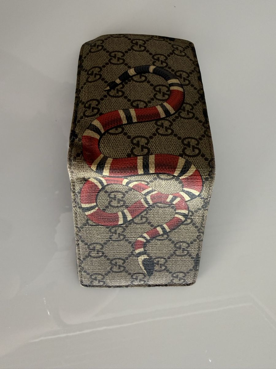 Gucci Portefeuilles: Gucci Brieftasche Schlangenmuster gebraucht – D'occasion à Meggen par boj_k8t5 2