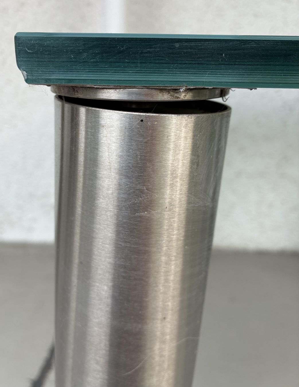 Tables: Tisch Glas satiniert  - Beine Alu rund – D'occasion à Oberkulm par Weberlisa 3