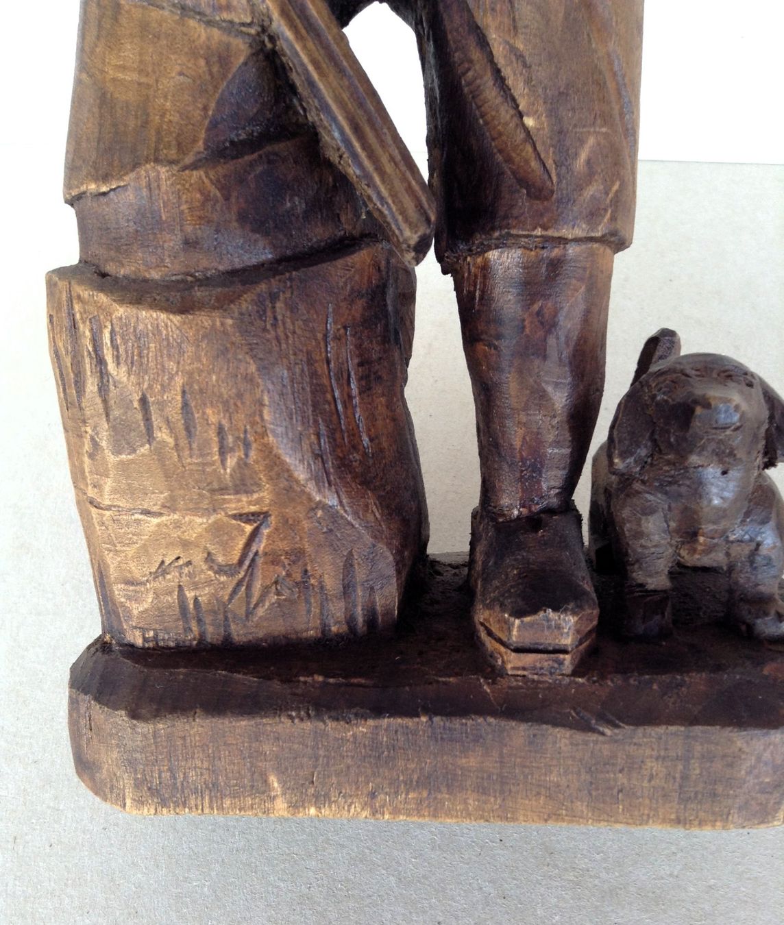 Statuette: Jäger mit Hund, geschnitzte Holzfigur, Init. JN – Usato da Alpnach Dorf venduto da MZ001 5