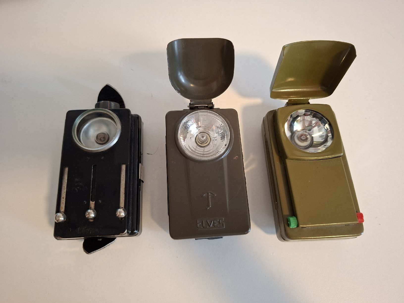 Lampade: 3 alte Militärtaschenlampen – Usato da Chur venduto da bananaaa 1
