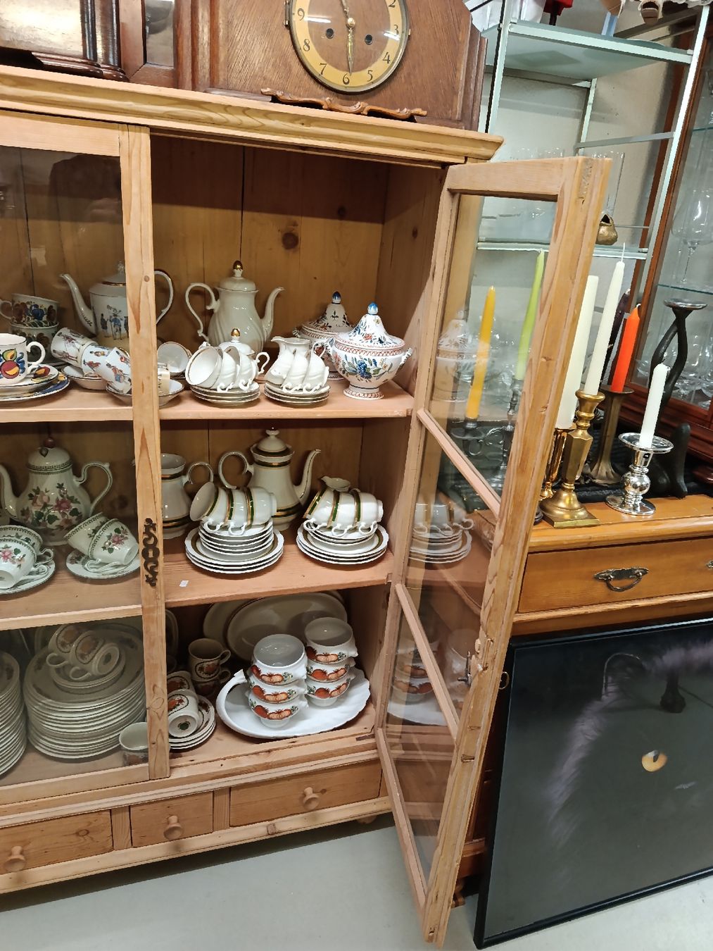 Vitrinen: Holzvitrine mit Glastüren – Gebraucht aus Zürich von Sternnall 1