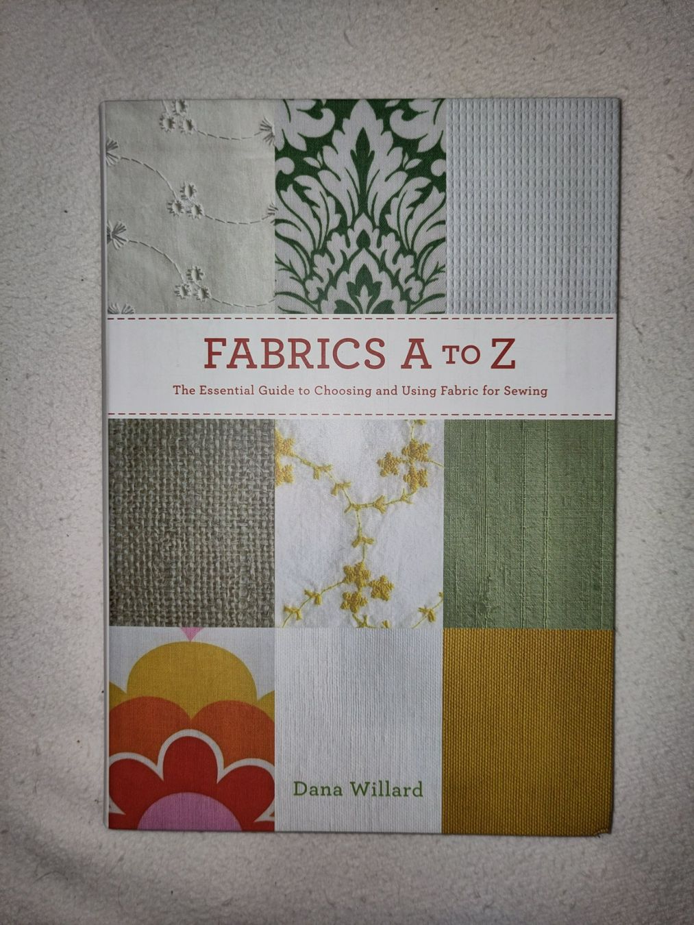 Libri: Fabrics A to Z / by Dana Willard – Nuovo (secondo la descrizione) da Muttenz venduto da Laeckerlihamschter