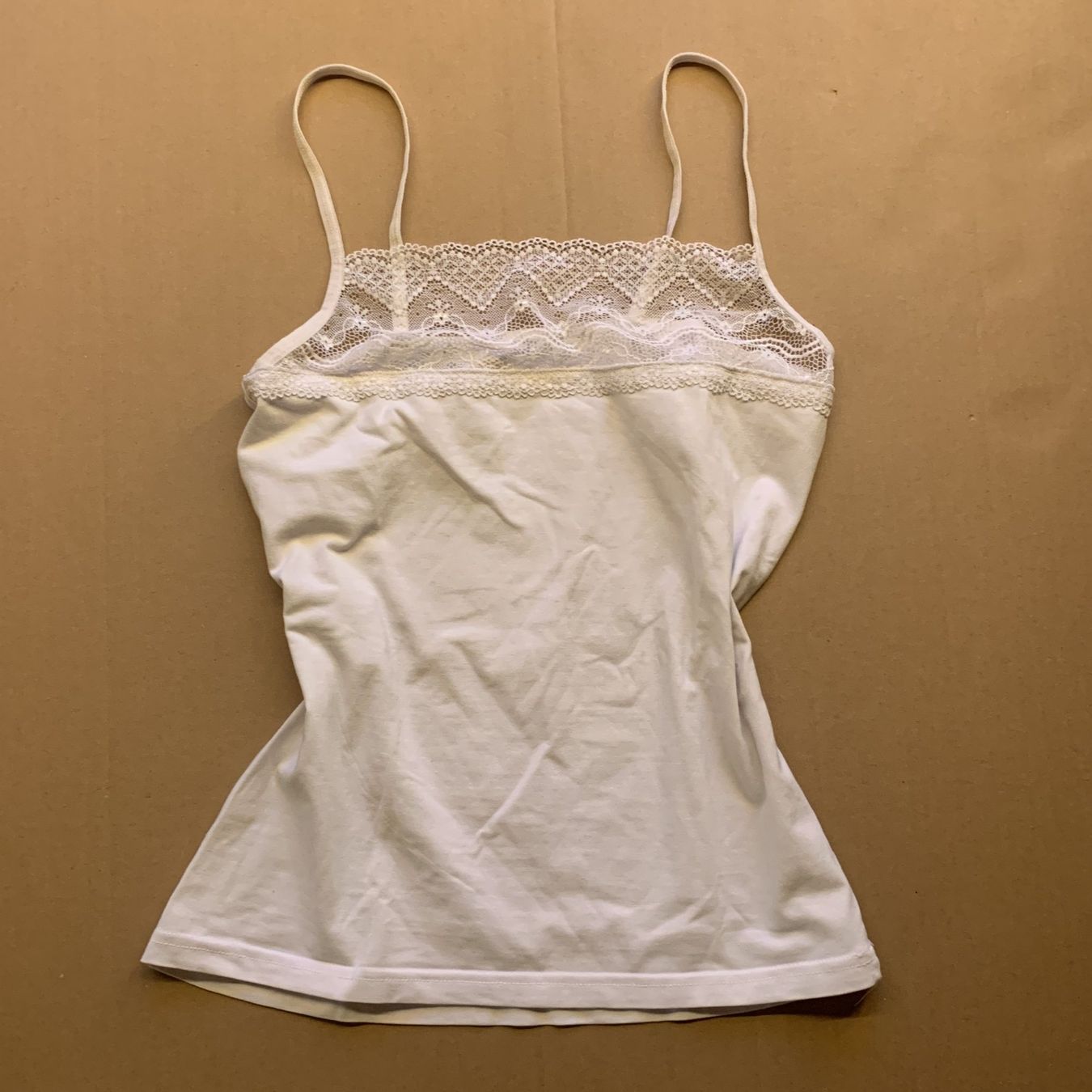Top: Weißes Top mit Spitzenbesatz – Usato da Chalais venduto da Decoarts.art 1