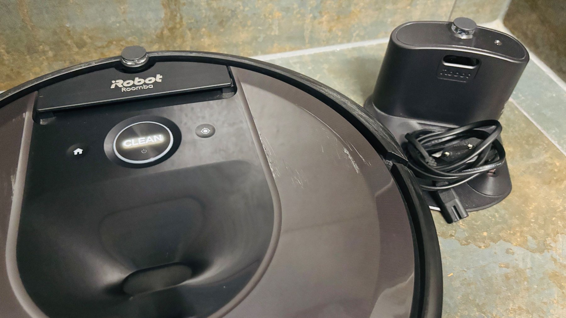 Irobot Aspirapolveri & Accessori: iRobot Roomba i7 Series | Inkl. Ladestation, Stromkabel – Usato da Lengnau BE venduto da 4ConsultingSolutions 2