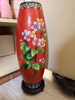Grosse asiatische Vase rot mit Blumenmotiv, Holzsockel 