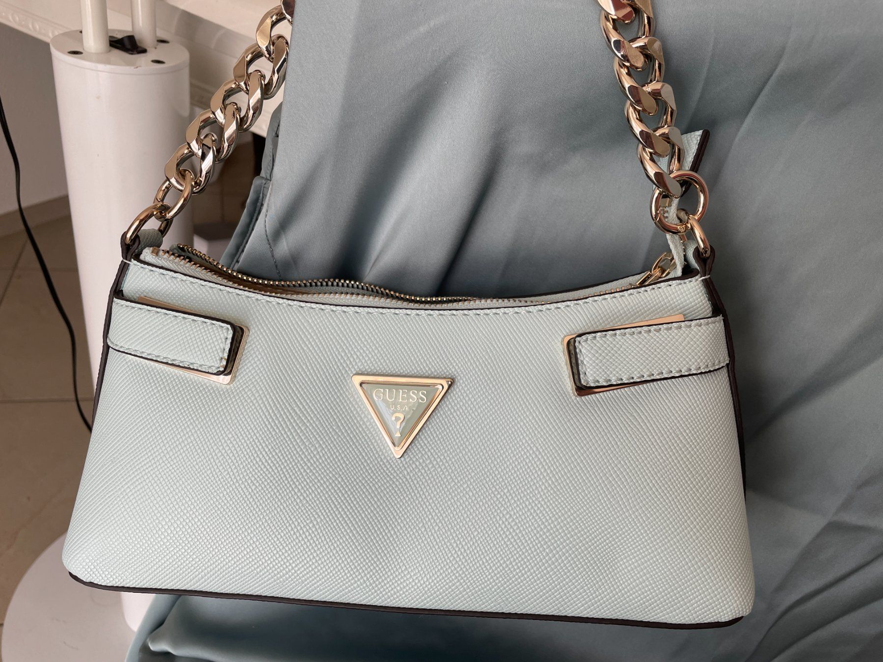Guess Borse da donna: Guess Schulter-/Umhängetasche hellblau-silber – Nuovo (secondo la descrizione) da Muttenz venduto da einfach-schoen