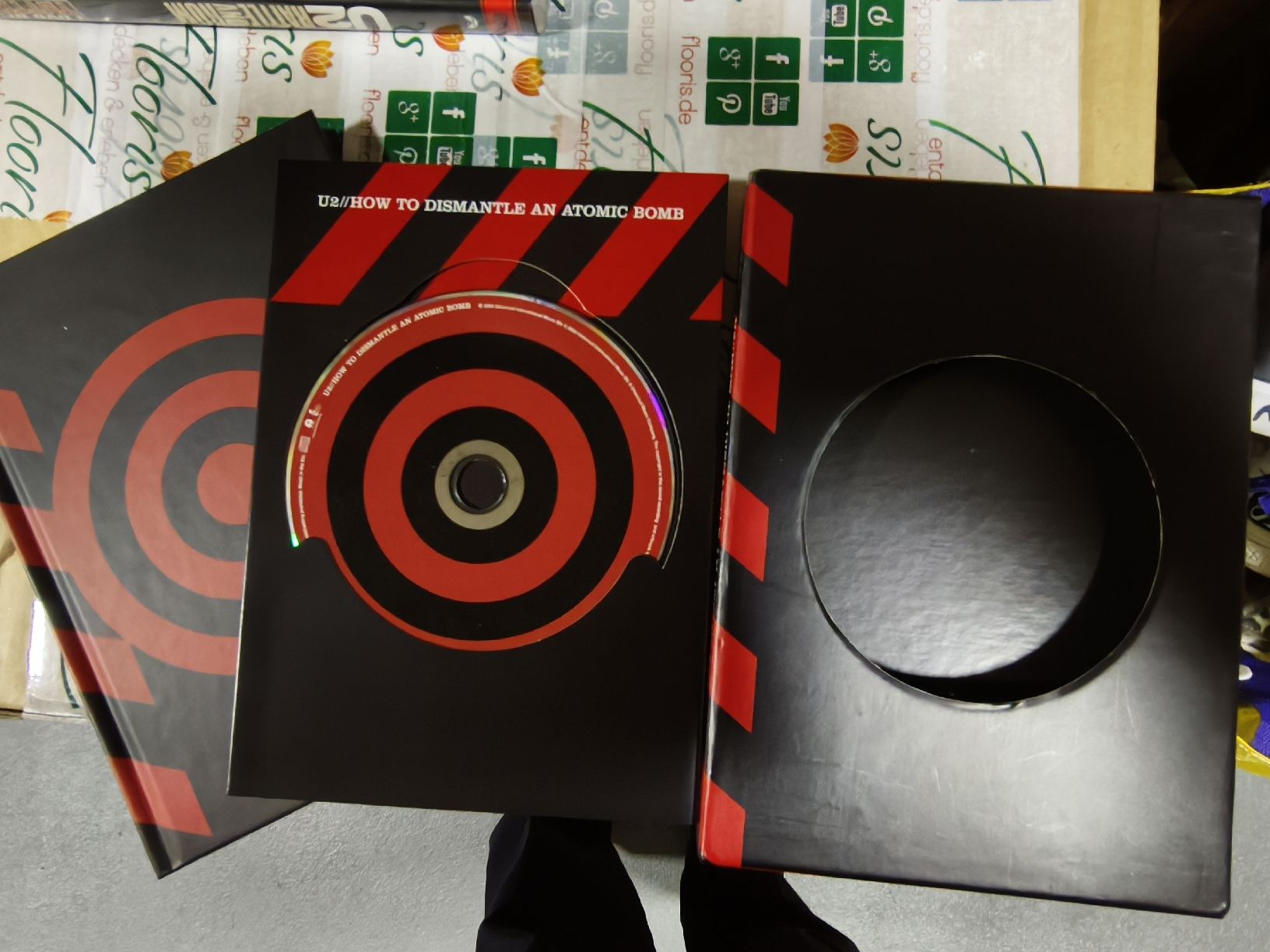 Tutti i DVDs: DVD+CD U2 "how to dismantle an atomic bomb" – Usato da Stabio venduto da anes71