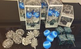 Weihnachtsschmuck in Blau . Kugeln / hänger