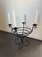 Kerzenständer aus Eisen mit 4 weissen Kerzen (20cm ø2cm)