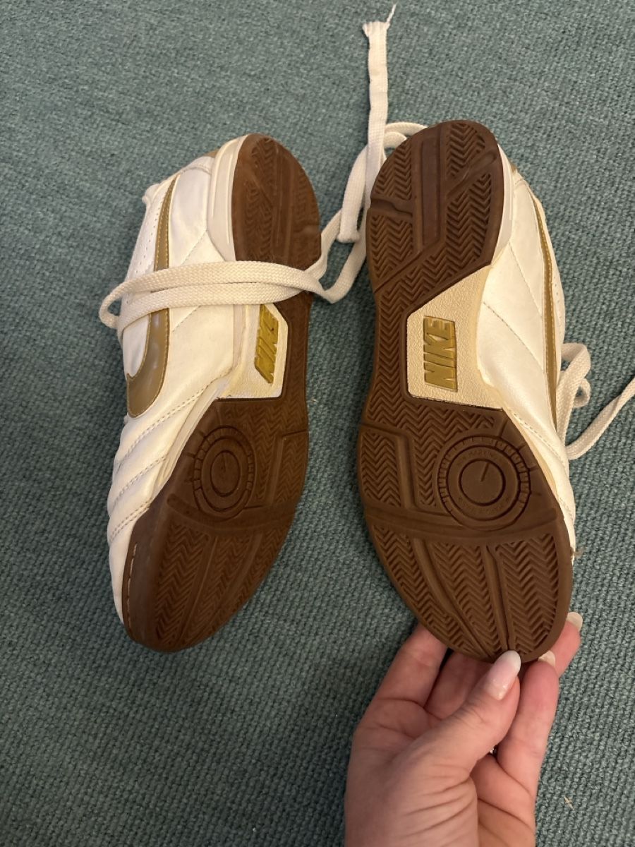 Nike Schuhe für Jungen: Nike Hallenschuhe Grösse 35 – Gebraucht aus Niederglatt ZH von CorinneW32 1