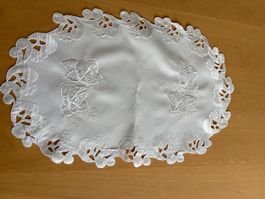 Stickdeckchen mit Spitzen, 43x28 cm ,rosa-weisse Stickerei
