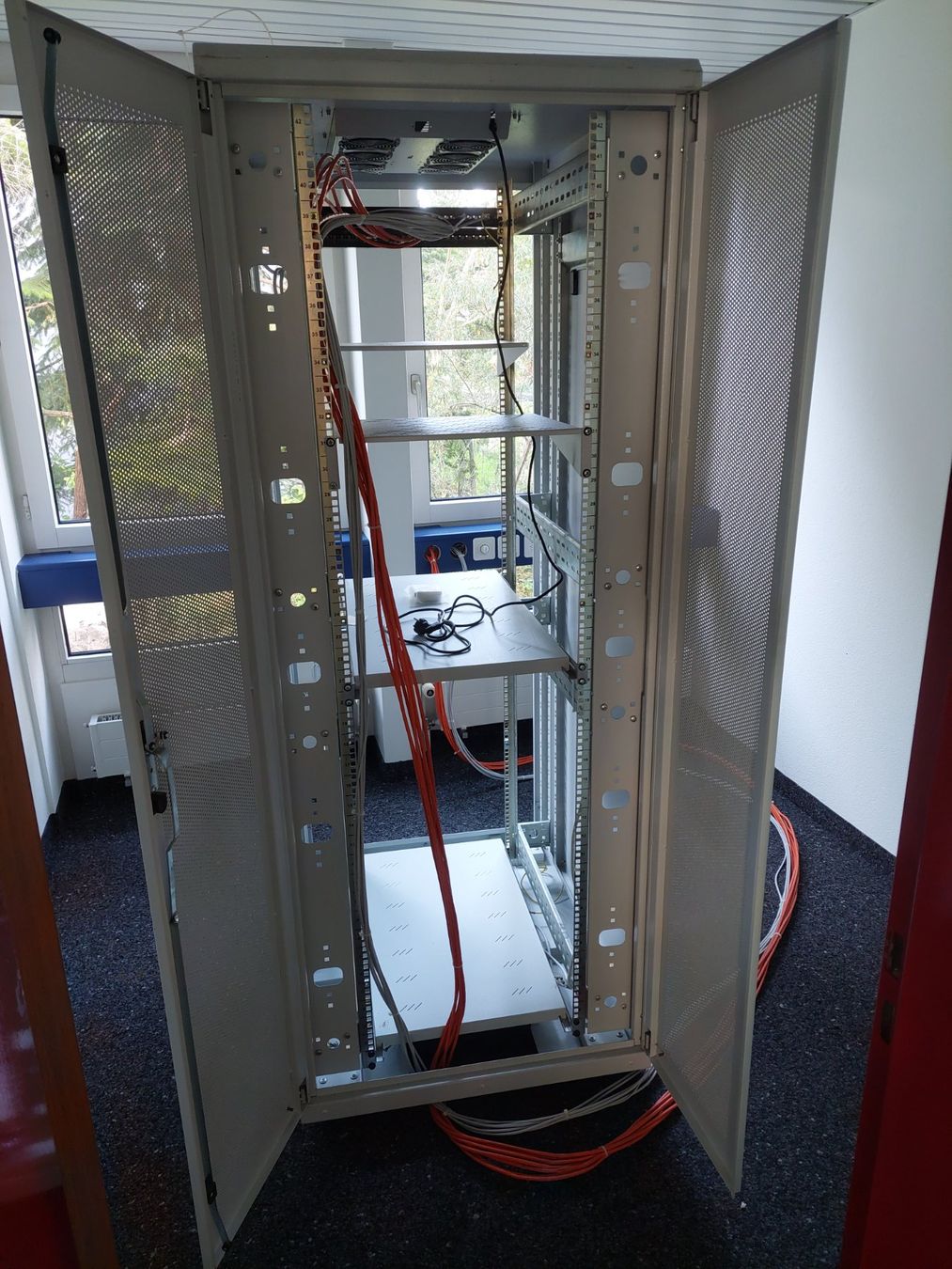 Schränke: Netzwerkschrank, Serverrack, Serverschrank mit Lüfter – Gebraucht aus Jona von Aptiva 4