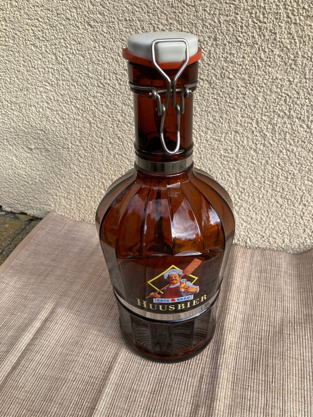 Bicchieri, Caraffe & Bottiglie: Alte Bierflasche, 2 Liter, leer, Back & Brau – Usato da Lütisburg venduto da wiesenpippau
