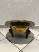 Antike Schale aus Messing mit drei Füssen