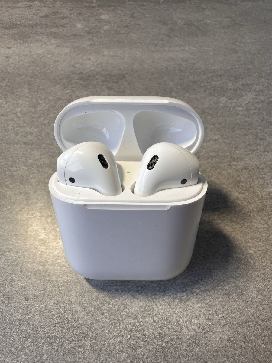 Apple Kopfhörer: Écouteurs Apple AirPods 2 original – Gebraucht aus Le Lignon von Latenterouge