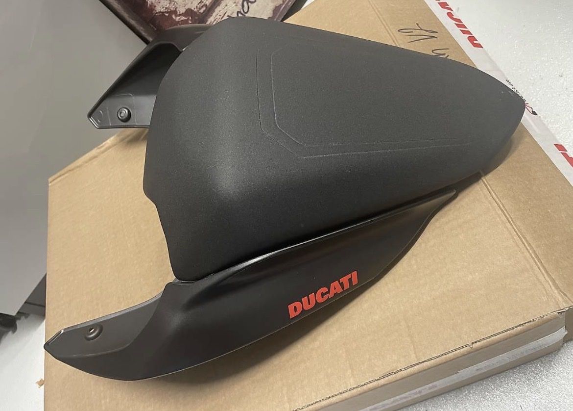 Ducati Alle Motorradersatzteile: Ducati V2 Soziussitz - Heck NEU & UNBENUTZT – Neu und originalverpackt aus Hitzkirch von DM_7