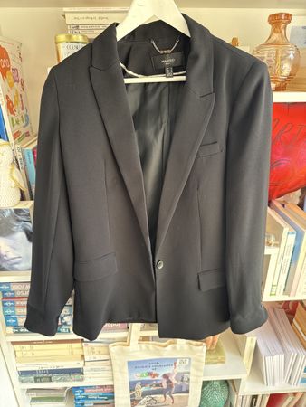Veste Mango noire, taille M, idéale pour la mi-saison!