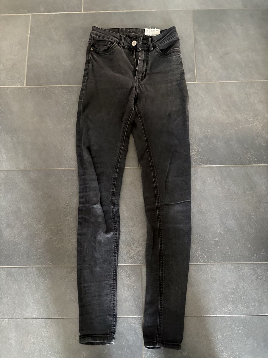 H&M Jeans: Schwarze Skinny Jeans Grösse 36 – Usato da Schwarzenbach SG venduto da Manmar