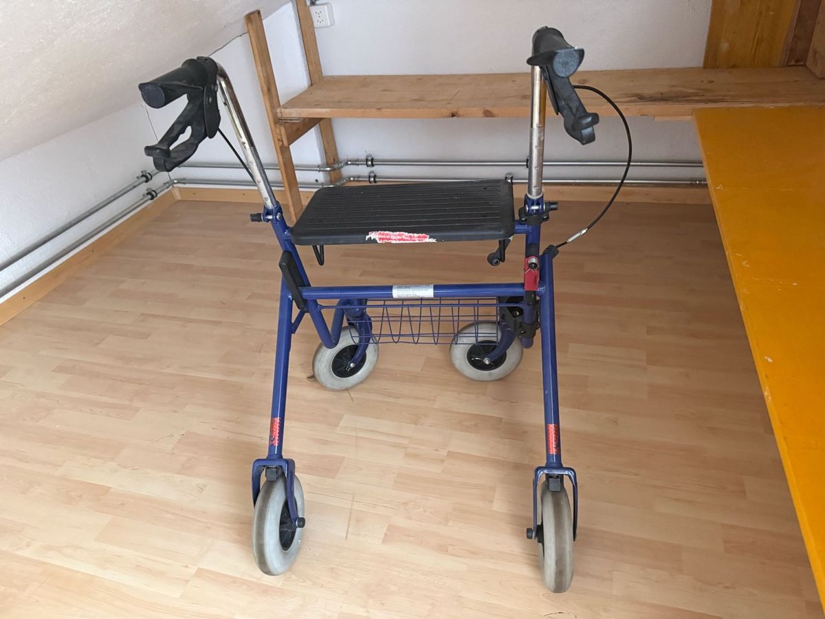 Gehhilfen: Gehhilfe Rollator blau gebraucht – Gebraucht aus Willerzell von RKK63 1