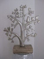Schöner Metall Baum mit einem Vogel