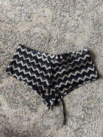 Sommer-Look: Gehäkelte Shorts mit Zickzackmuster, Gr. S