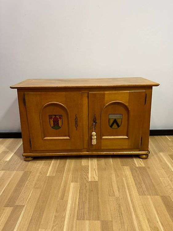 Commodes: Anrichte / Sideboard aus Nussbaumholz mit dekorativen Wappen – D'occasion à Obernau par Arche_Noah_Brocki 2