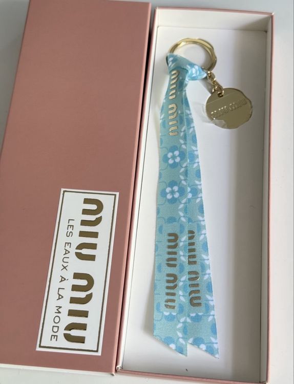 Miu Miu Keychain Blue Floral Ribbon & Box (Neu und originalverpackt) in ...