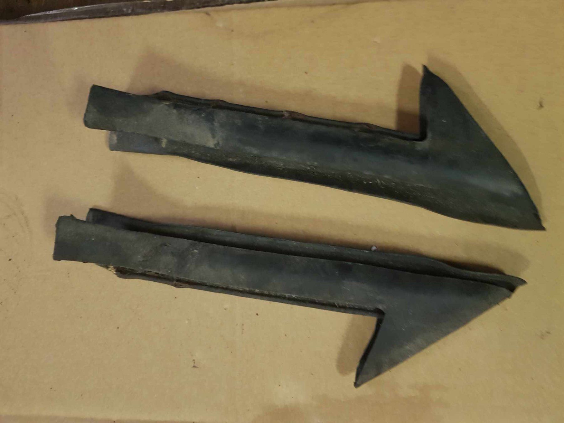 Chevrolet Tutti pezzi di ricambio auto: Scheibendichtungen Camaro TA – Usato da Niedergösgen venduto da usc_2h5n 1