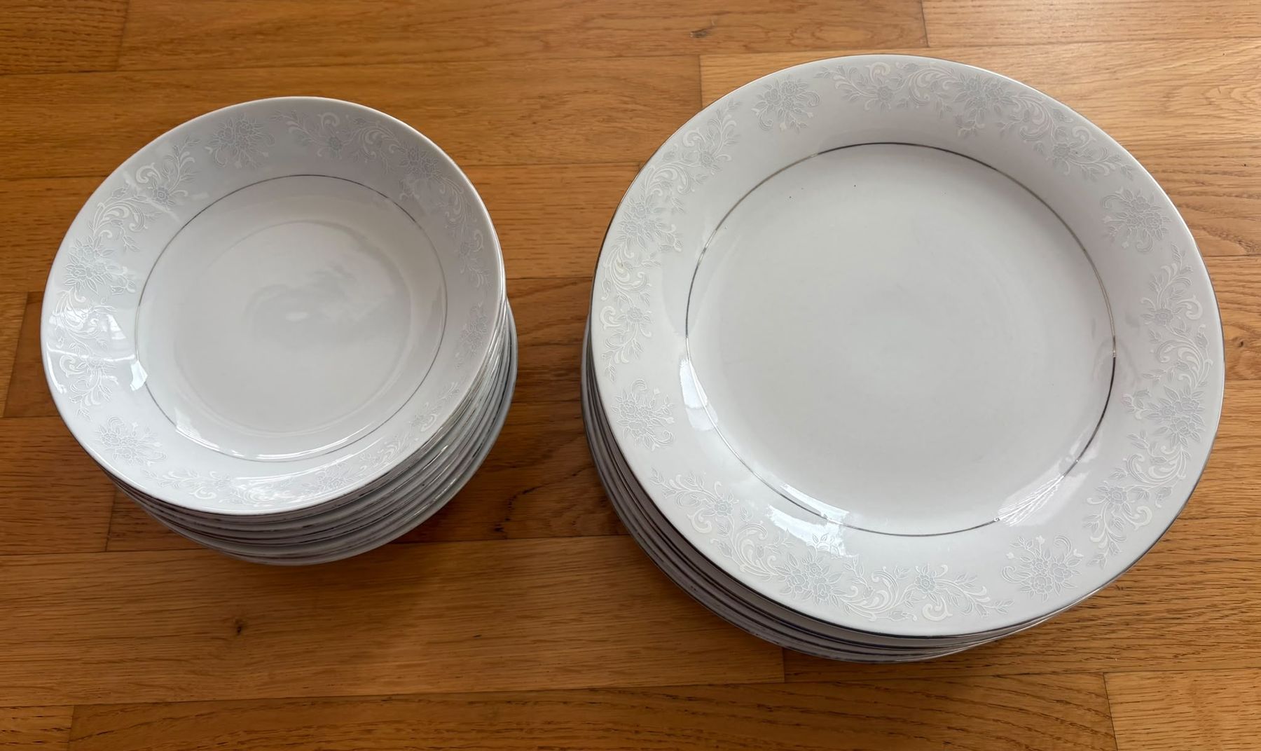 Set di piatti: Geschirrset Teller / Suppenteller weiss gemustert – Usato da Kradolf venduto da lad_f8ny