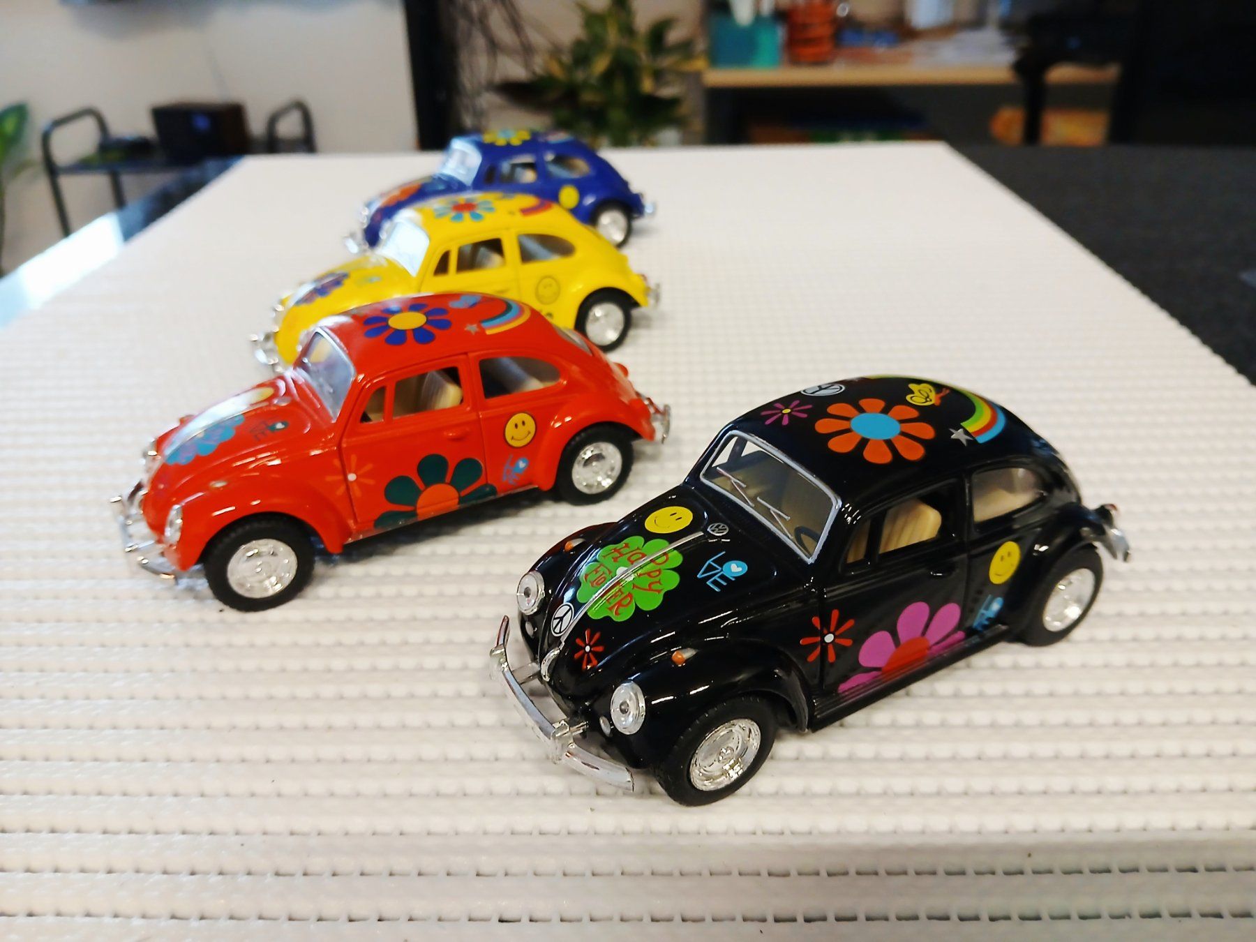 Giocattoli: VW Käfer (Set 4Stck) ca 1/32 "Flower Power" – Nuovo (secondo la descrizione) da Pfyn venduto da Wildwilli