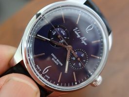 Elegante leuchtend blaue Uhr im Vintage Design