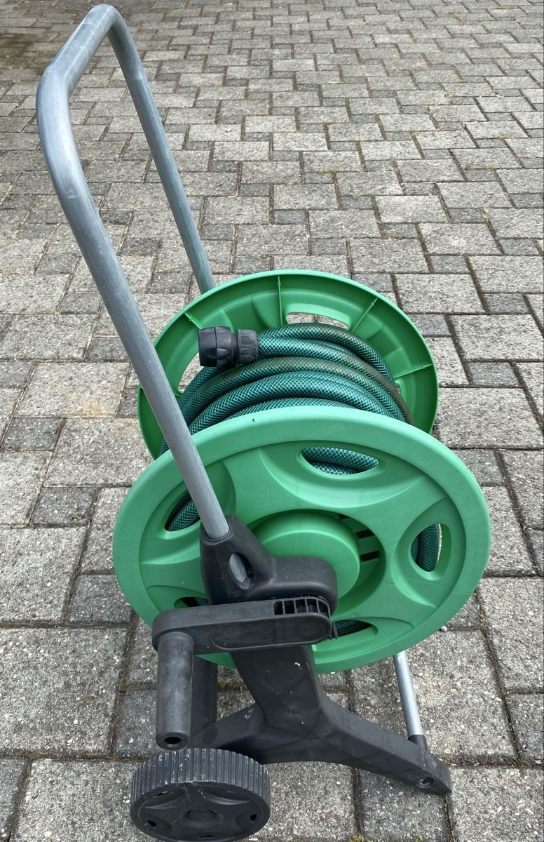 Tubi & Tubi flessibili: Schlauchwagen Schlauchrollenhalter mit Schlauch – Usato da Bözberg venduto da RosmarieOb 1