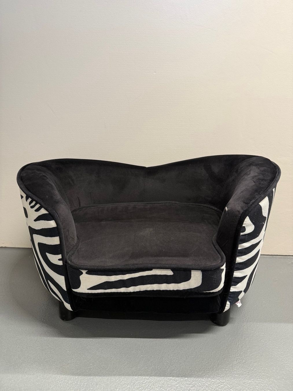 Cucce & Letti: Hunde/Büsi-Sofa im stylischen Zebra-Look – Usato da Leimbach AG venduto da SheAmelie