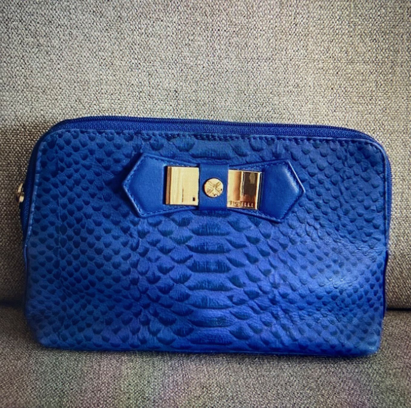 Custodie per cosmetici: FIORELLI Trousse 100% cuir écailles bleu roi – Nuovo (secondo la descrizione) da Genève venduto da kik_8jd6