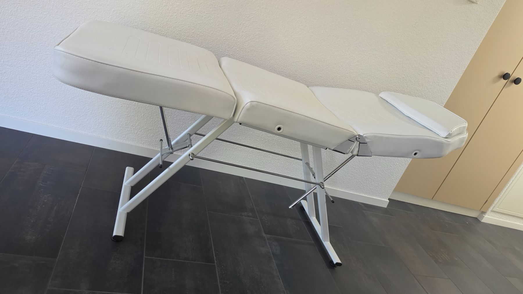 Kosmetik-& Massageliegen: Kosmetikausstattung – Gebraucht aus Mägenwil von Lea.SN 3