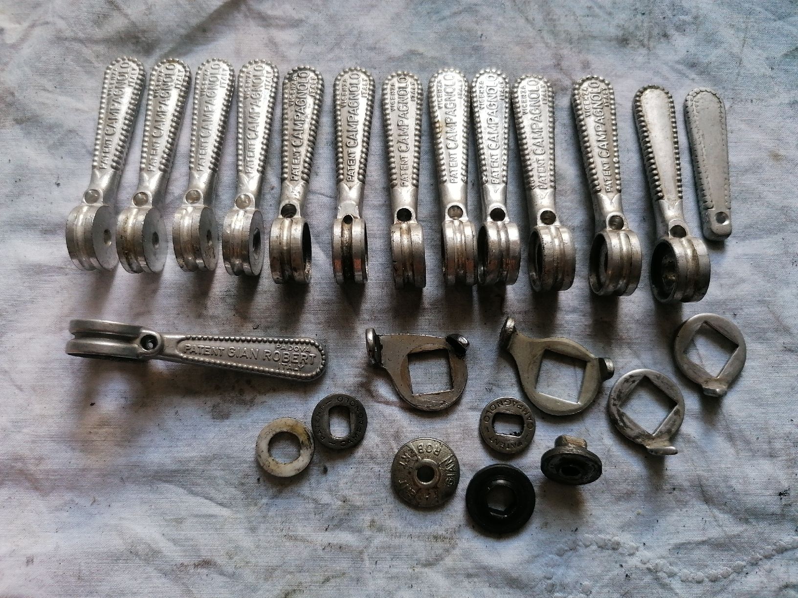 Campagnolo Pezzi di ricambio: Campagnolo Record Schalthebel  – Usato da Lausanne venduto da Frankenstein