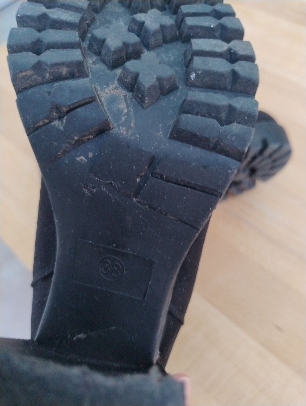 Damenschuhe: Schwarze Stiefeletten in Wildlederoptik Grösse 38 – Gebraucht aus Kirchberg BE von lauraflu 4