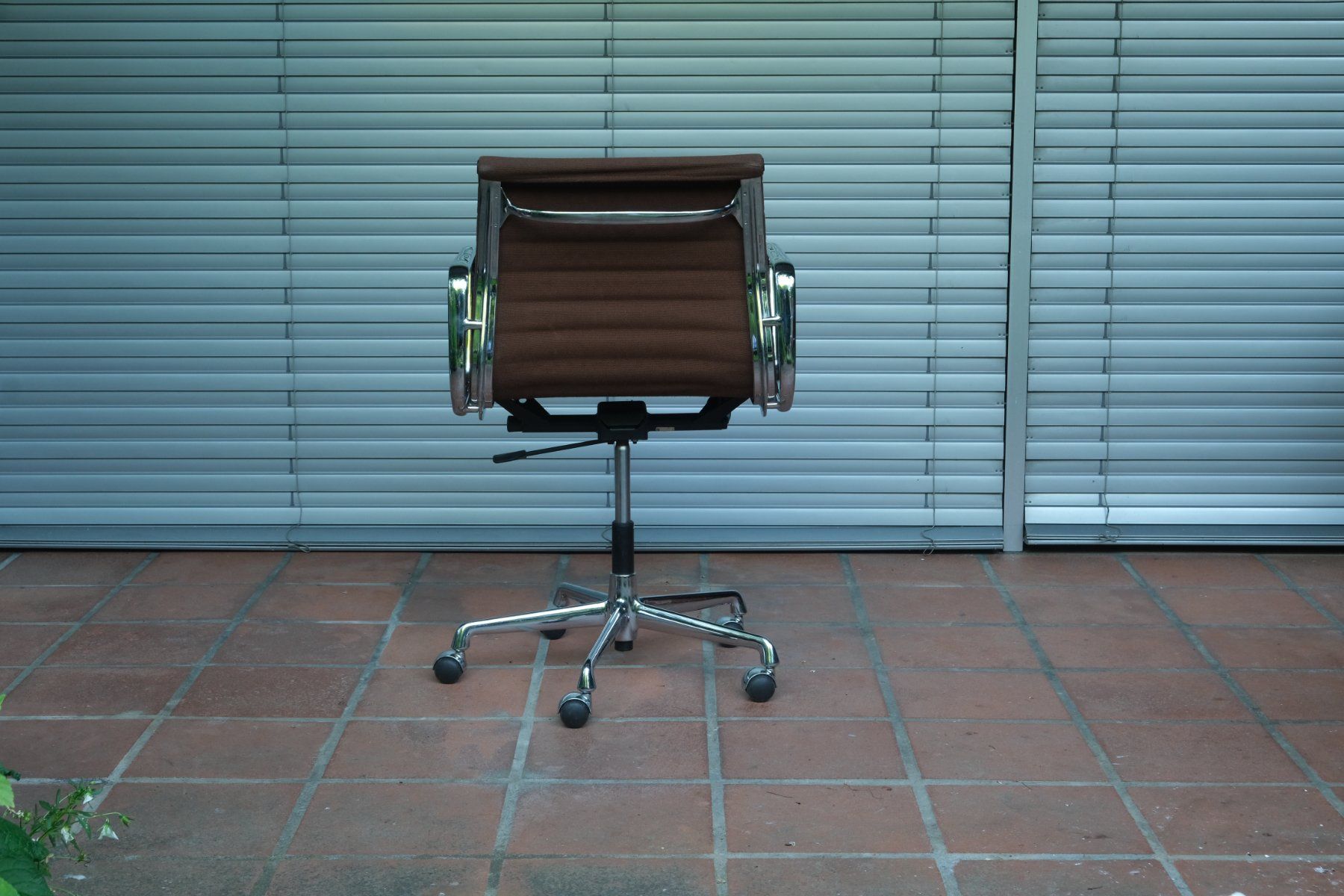 Eames Poltrone: Vitra Eames Aluminium Office Chair EA 117 – Usato da Bern venduto da secondchoice 1