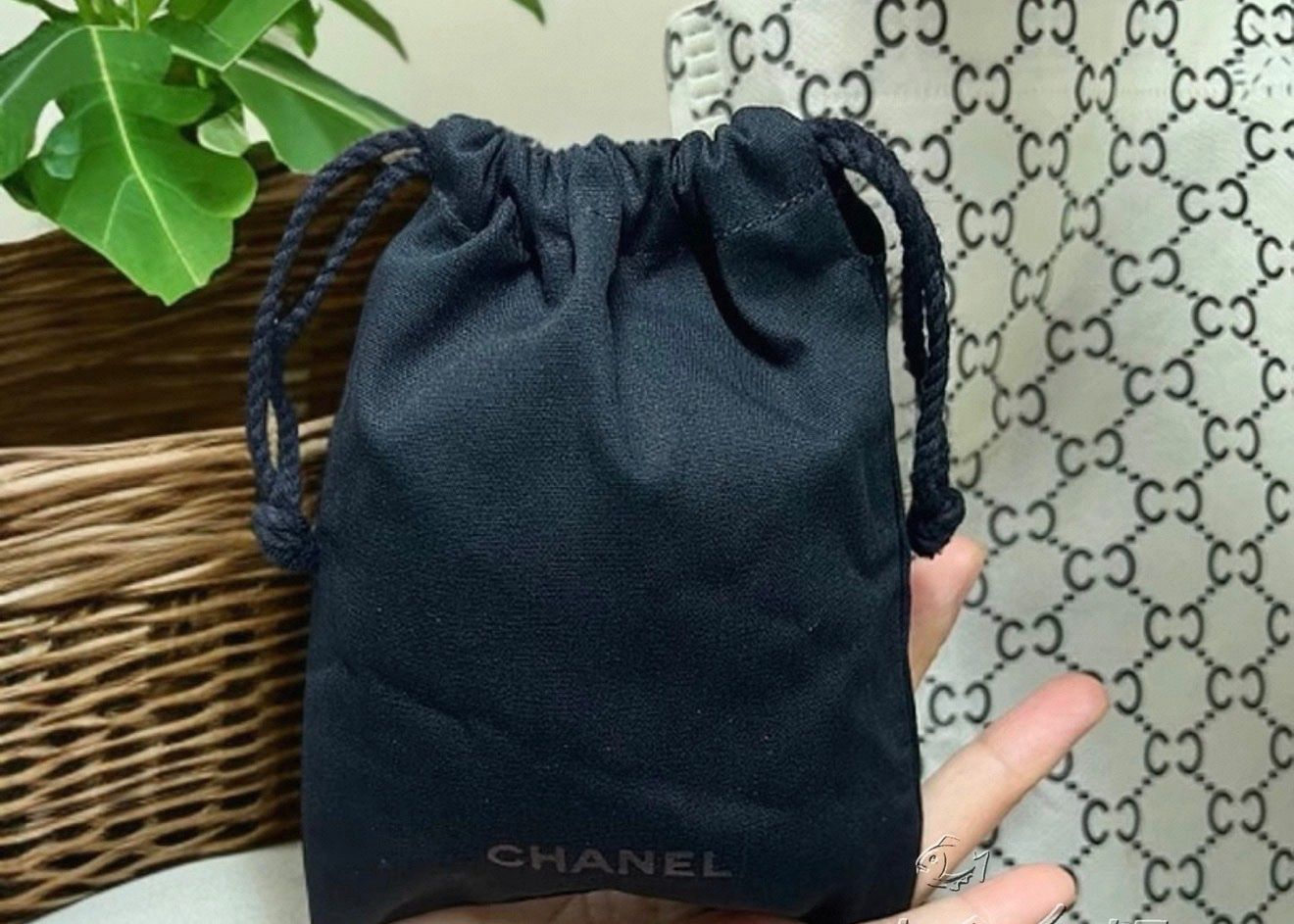 Altre raccolte & rarità: Camellia Planner Clip with Chanel dust-bag – Nuovo e nell'imballaggio originale da Chur venduto da Madeys 5