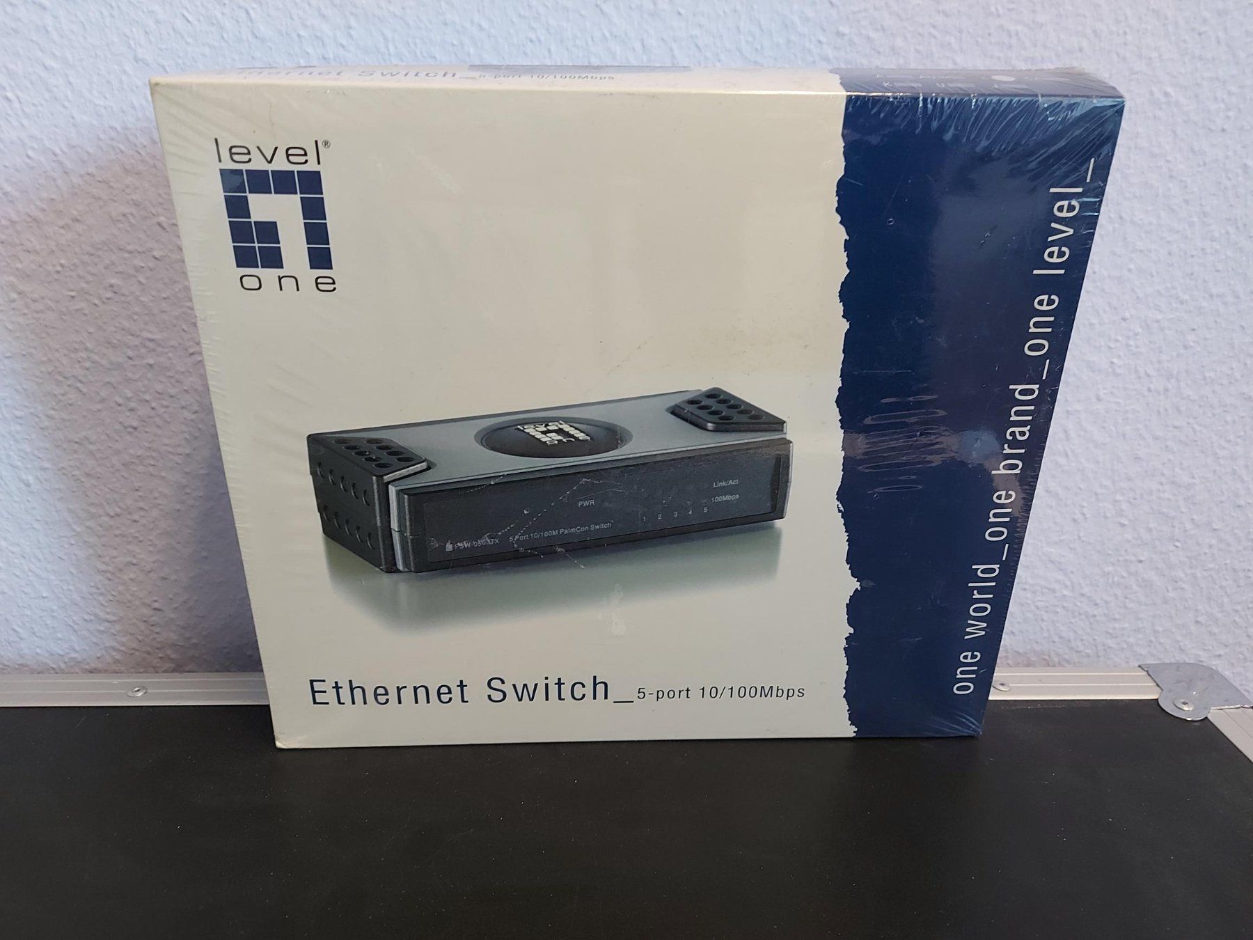 Hubs & Switches: Levelone Ethernet Switch - 5-port 10/100Mbps – Neuf avec emballage d'origine à Oberengstringen par Contrena