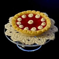 Erdbeertorte auf Glasplatte mit Fuss f/Puppenstuben. Handarb