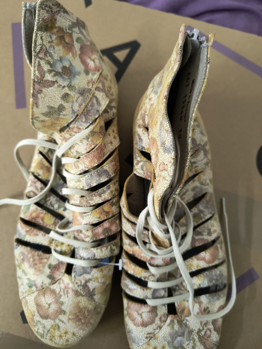 Scarpe da donna: DECODE Damenschuhe, Gr. 38, Blumenmuster, Top Zustand! – Usato da Schöfflisdorf venduto da kin_2dp9