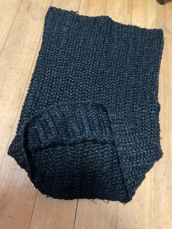 schwarzer gestrickter Schal, Schlauchschal