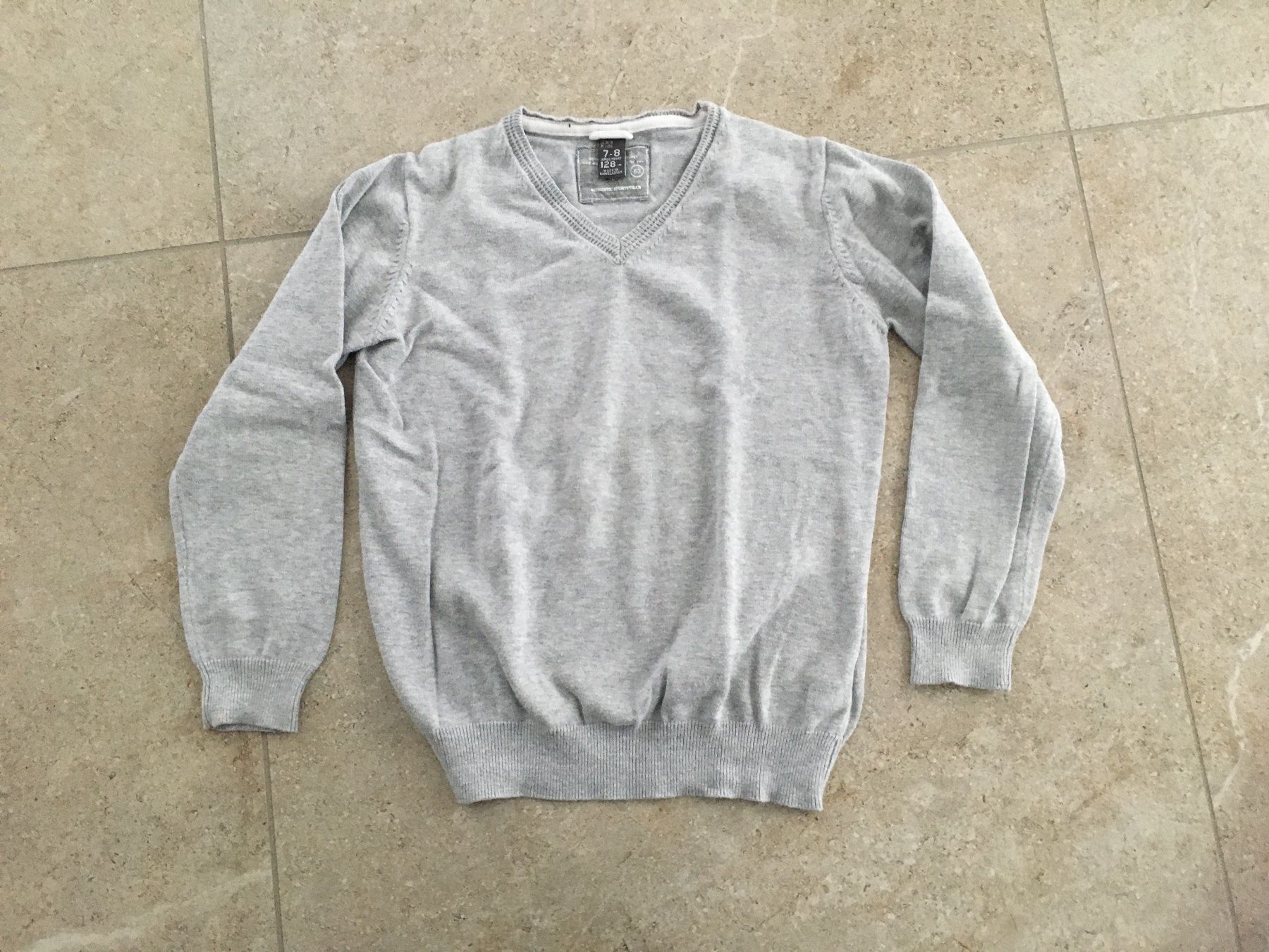 Zara Maglioni & Felpe: Zara Jungenpullover Gr. 128 V-Ausschnitt grau meliert – Nuovo (secondo la descrizione) da Gächlingen venduto da Tara_devi 1