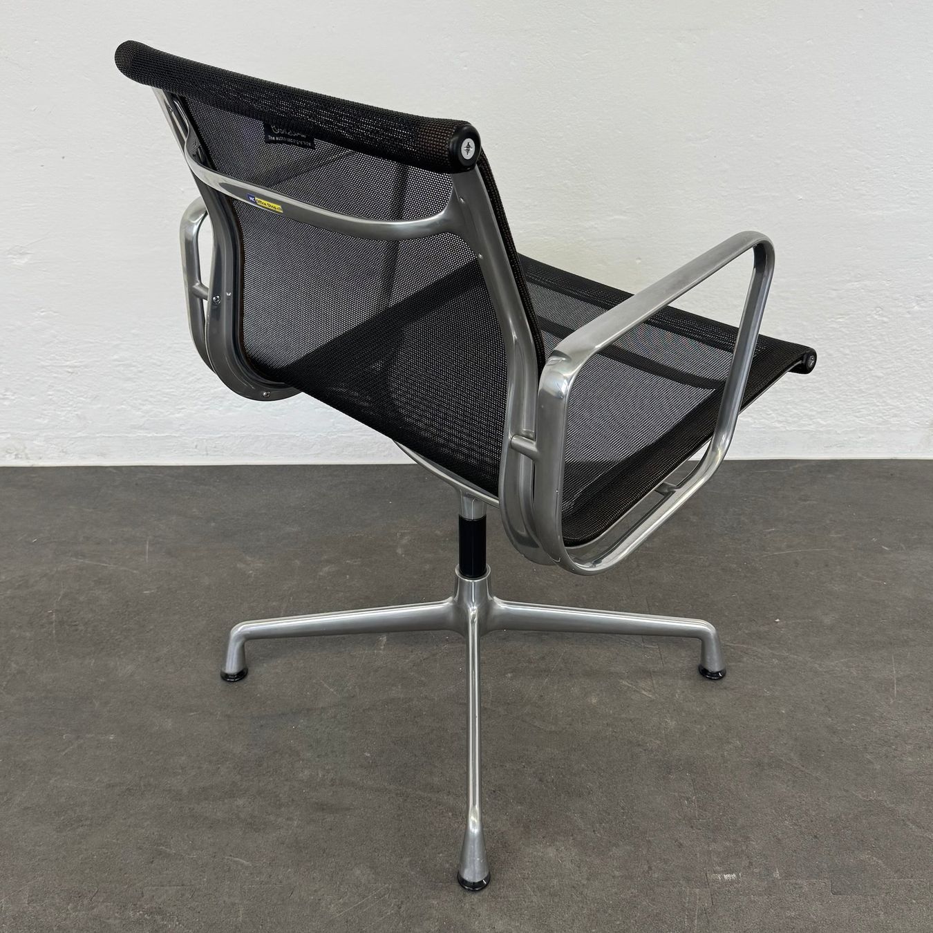 Sedie: Vitra Eames Alu Chair EA107 Netz – Usato da Schönenwerd venduto da mcofficeshop 3