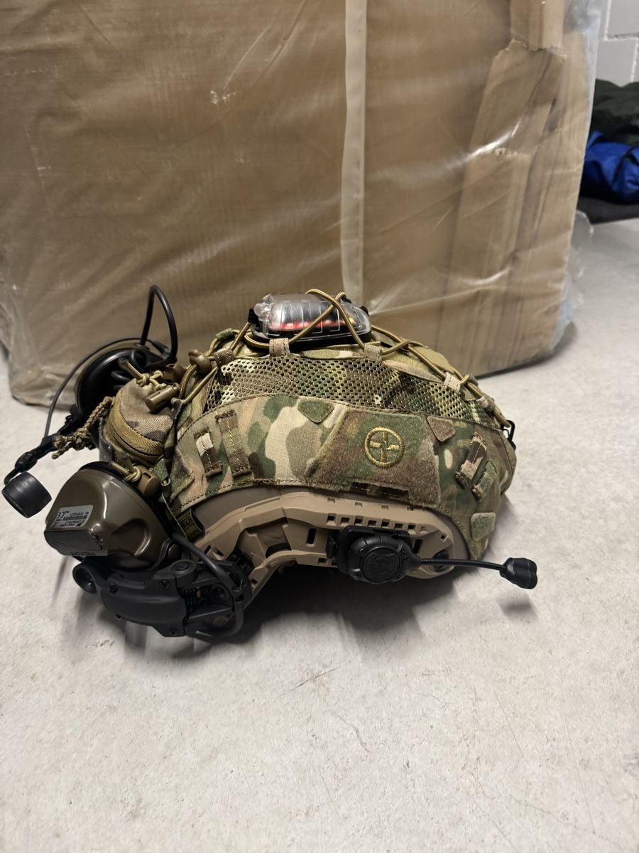 Uniformi & Effetti personali: Airsoft-Helm mit Peltor Gehörschutz – Usato da Chur venduto da dav_c7q8 1